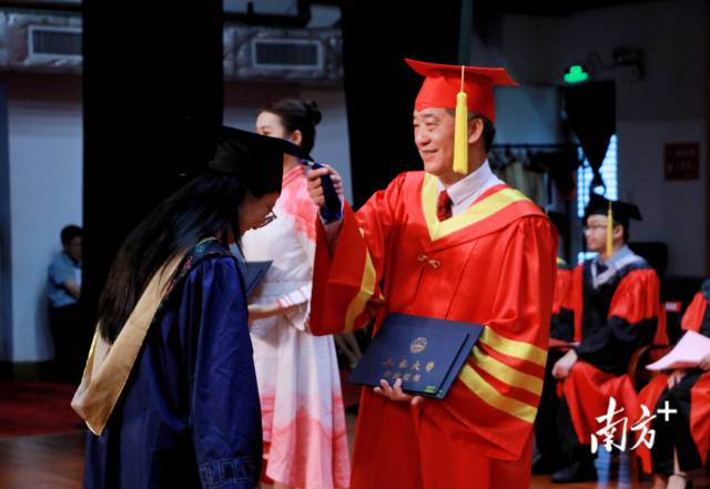 4600多名邑大学子在拨穗正冠的仪式中,完成青春的“加冕礼”。 4600多名邑大学子在拨穗正冠的仪式中,完成青春的“加冕礼”。